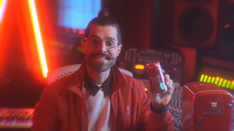 O energético TNT lança campanha digital celebrando o início da parceria entre a marca e o DJ e produtor musical Alok, que se tornou business partner do Grupo Petrópolis em julho.