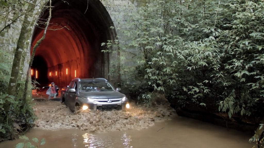 Mitsubishi se une a atletas para explorar túnel abandonado no interior do Paraná, em campanha de lançamento da plataforma "4you4challenge".