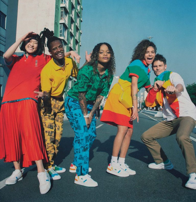 A Lacoste e Polaroid apresentam a coleção Lacoste X Polaroid, releitura dos clássicos da Lacoste inspirados pela trajetória de Polaroid.