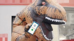 Mercado Pago lança sua campanha "Dinossauro'', que tem início com uma ativação inusitada que colocou um dinossauro pelos bancos de avenidas.