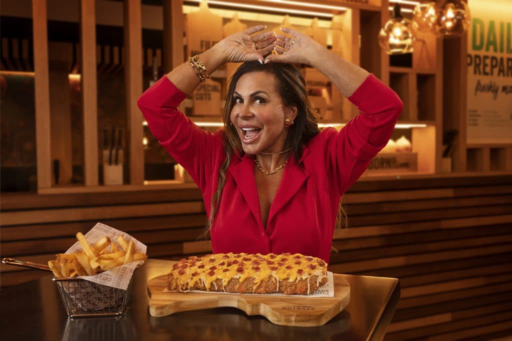 Outback anuncia o retorno da Royal Cheese Ribs, aclamada receita da rede de restaurantes, com campanha protagonizada pela cantora Gretchen.