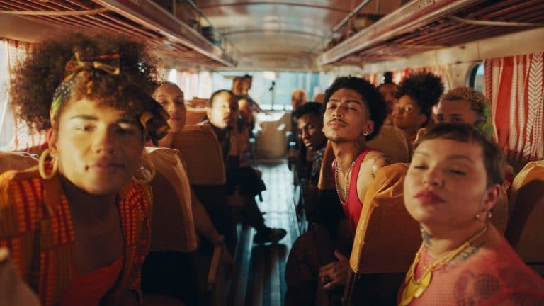 Cheetos convida público para dançar em campanha que enaltece seu cheiro inconfundível.
