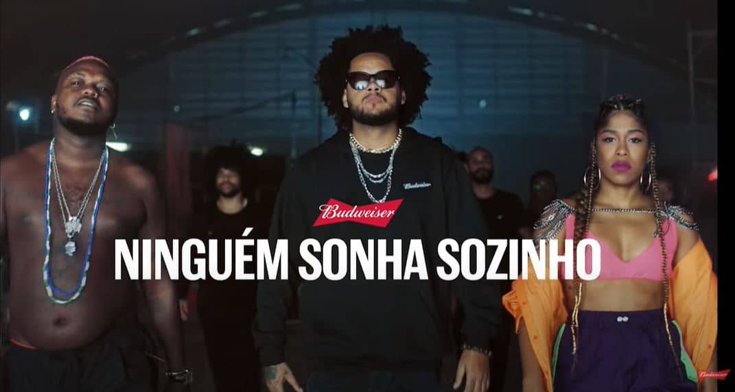 Budweiser cria campanha global com Emicida, Drik Barbosa e Djonga