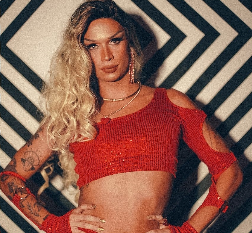 Advil lança campanha "Você é forte", que traz um filme inspirado na história de dor e superação da cantora e drag queen brasileira Lia Clark.