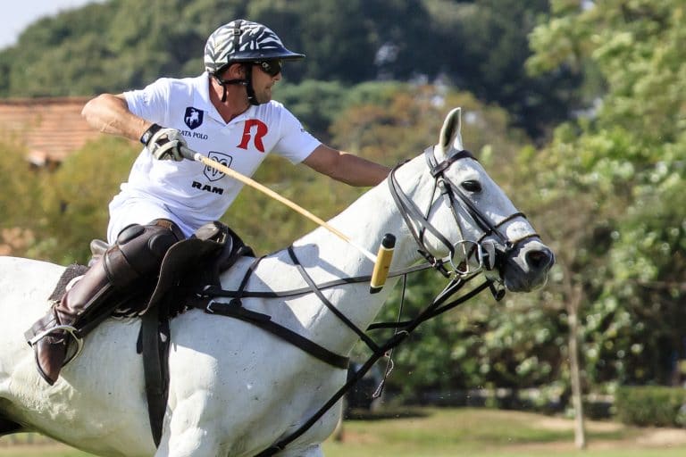 Ram se une à grife de moda Reserva para assinar o uniforme do time de polo equestre Prata Polo, patrocinado pela “grife” de picapes.