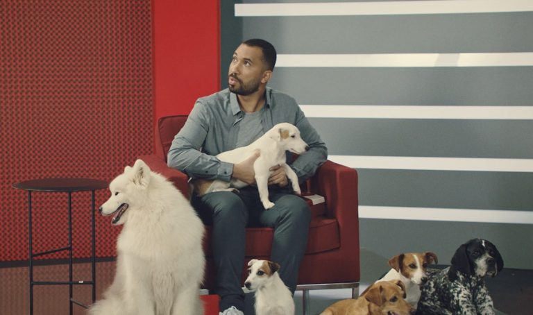 A Claro e a Motorola decidem unir Tiago Leifert e Gil do Vigor, em campanha para apresentar ao público o moto g50.