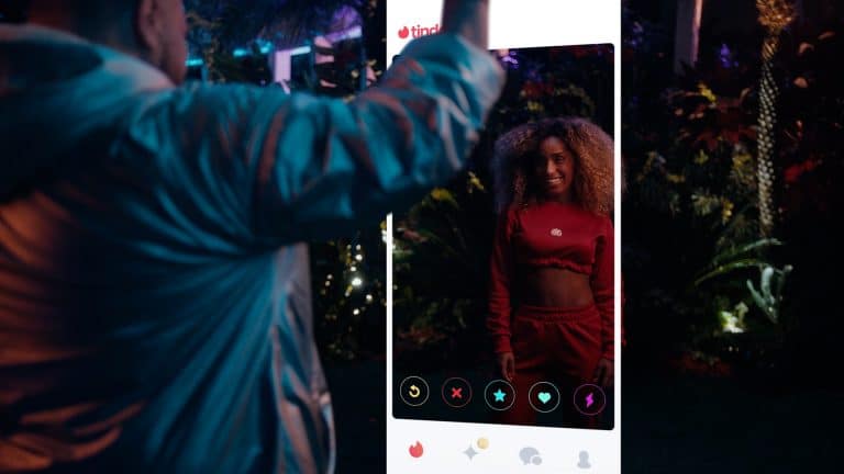Tinder mostra, através de nova campanha, o mix de sentimentos que a ideia de voltar a encontrar pessoas pessoalmente pós-pandemia traz.