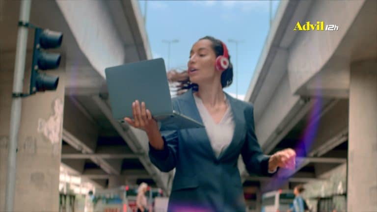 Advil 12h mostra como pode ser um aliado da rotina corrida.