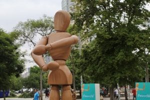 A Janssen, para fomentar o conhecimento sobre os sintomas da artrite reumatoide, instalou uma boneca articulada gigante no Largo da Batata.