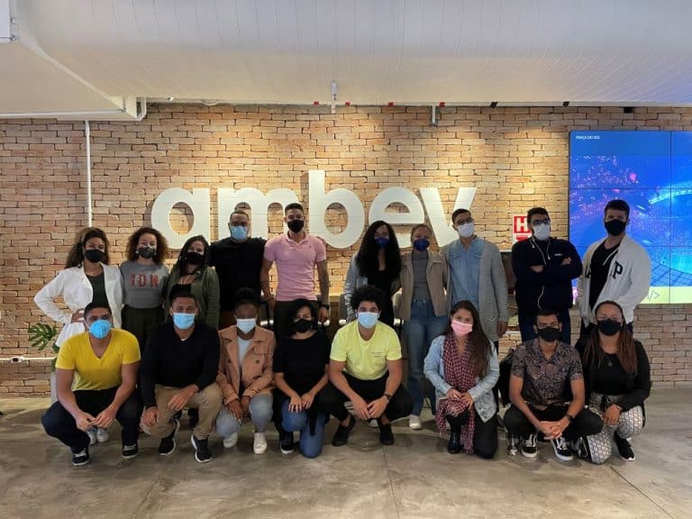 Ambev oferece bolsas de estudos e mentoria para profissionais negros e negras.