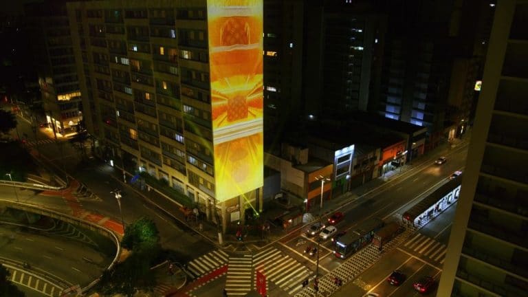 Bauducco faz projeção na Avenida Paulista para anunciar primeira fornada de Natal.