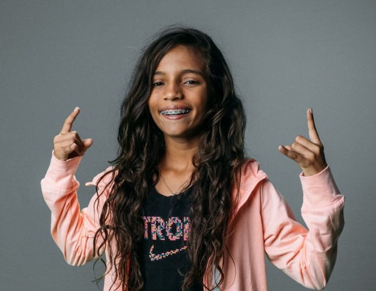 Rayssa Leal, fenômeno do skate brasileiro e medalhista de prata nos Jogos Olímpicos de Tóquio, é a mais nova embaixadora da YES! Idiomas.