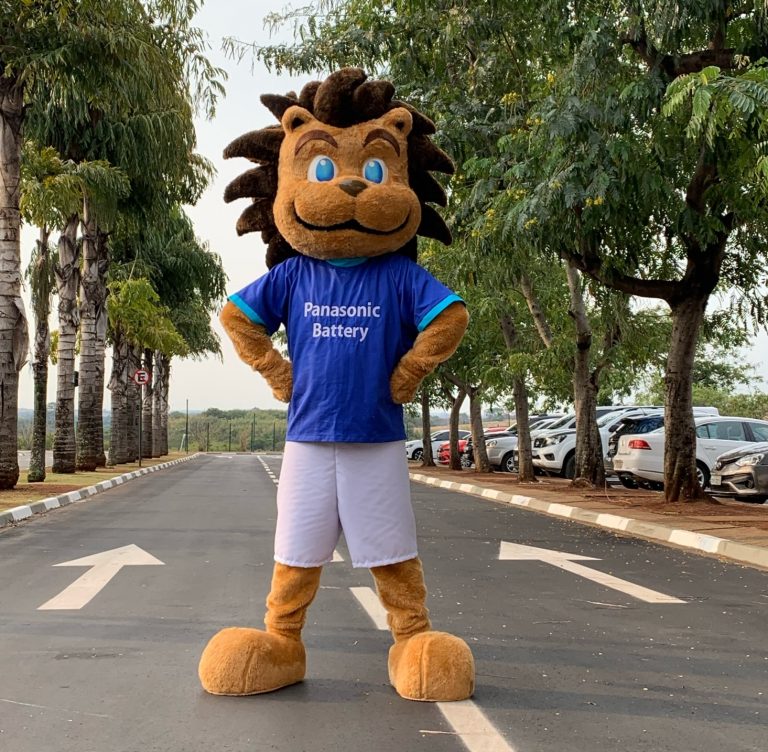 A Panasonic traz em Campinas, no Parque D. Pedro Shopping, entre os dias 08 e 17 de outubro, o Labirinto da Panasonic, criado pelo Leo, mascote da divisão da área de pilhas da marca. O espaço leva de forma gratuita muita diversão e desafio para a criançada por meio de experiências lúdicas e conhecimento científico, que atenderão todos os protocolos de saúde vigentes, além de uma área exclusiva para o público conhecer o leão cheio de energia. A atividade, que dura cerca de 15 minutos, comporta até seis crianças cadastradas por horário para que possam explorar todas as ativações de maneira segura e monitorada. Para participar do Labirinto do Panasonic Leo, basta fazer um agendamento gratuito pelo link (https://panasonicleo.com.br/), ou presencialmente, mediante disponibilidade de vaga. É importante a presença do responsável na saída do labirinto. Um dos destaques é a atividade educativa que informa o público sobre o uso e descarte correto das pilhas. “É uma ação criativa que desenvolvemos para esclarecer algumas dúvidas recorrentes sobre esse universo: tipos de pilhas e onde usar, tamanhos e descarte consciente, além de promover divertimento para as famílias”, comenta Luciano Lima, Gerente de Marketing de Pilhas e Baterias da Panasonic no Brasil. Em um espaço de 144 metros quadrados com um labirinto, cama de gato, obstáculos e escorregador, os pequenos encontrarão dois laboratórios de ciência do Leo, em que serão realizados experimentos científicos educativos, com suporte de monitores, para construção de um motor homopolar e criação de um combustível de bateria, tudo realizado com as Pilhas Panasonic. Ao final da atração, as crianças serão presenteadas com um exclusivo livro de atividades e, em horários estipulados, terão a oportunidade de se encontrar presencialmente com o leão. Leia mais notícias: https://marcaspelomundo.com.br/anunciantes/panasonic-traz-campanha-que-permite-que-consumidores-testem-produtos/ https://marcaspelomundo.com.br/anunciantes/panasonic-lanca-campanha-com-ivete-sangalo/ https://marcaspelomundo.com.br/