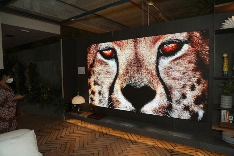 LG redefine a experiência de cinema em residências de luxo.