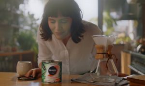Nescafé lança campanha que apresenta a evolução de sua linha de cafés especiais, com filmes que abordam a importância do respeito ao tempo.