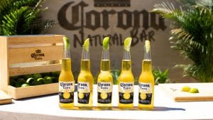Corona cria o Bar 100% Natural de Corona, onde as mesas, as cadeiras e até o balcão são todos feitos de areia e ingredientes 100% naturais.