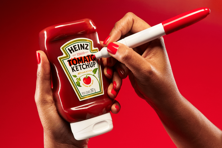 Heinz, para mostrar às pessoas que o ketchup mais amado do mundo é feito com ingredientes 100% naturais, lança a campanha "Primeiro Tomate". 