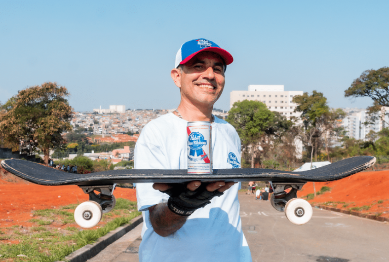 Sergio Yuppie, pentacampeão mundial de skate downhill slide, é o novo embaixador da cervejaria independente norte-americana Pabst no Brasil. 