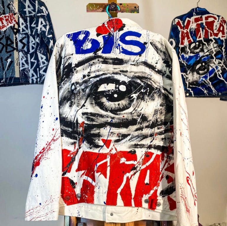 BIS convidou Rômulo Deu Cria para representar o descontrole causado pela linha Xtra em jaquetas jeans, que serão transformadas pelo artista.
