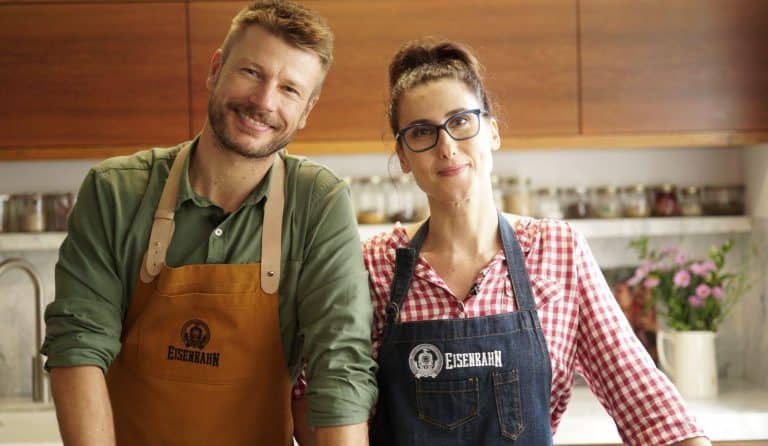 A Eisenbahn convida Paola Carosella e Rodrigo Hilbert para fazer uma receita afetiva e especial feita pela mãe do ator e apresentador.