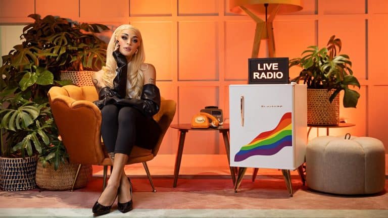 Brastemp convidou Pabllo Vittar para para amplificar mensagens de amor inspiradas em histórias da vida real, para a ação "Retrô Love Radio".