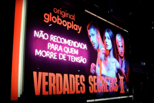 O Globoplay cria campanha que leva a novela "Verdades Secretas II" para mídia Out-of-Home do Rio de Janeiro e de São Paulo.