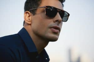 Aramis elegeu o ator Cauã Reymond para lançar e ser o embaixador da próxima temporada, incluindo a nova coleção de armações e óculos de sol.