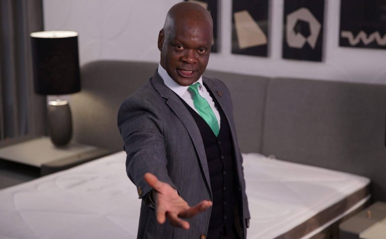 Sono Quality Colchões lança campanha "Black Fábrica 2021" com o ícone da publicidade e da propaganda, Sebastian, como garoto propaganda.