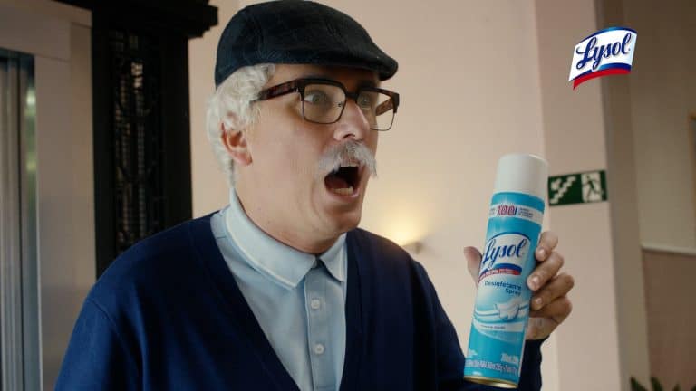 Campanha destaca uso de Lysol para o novo normal.