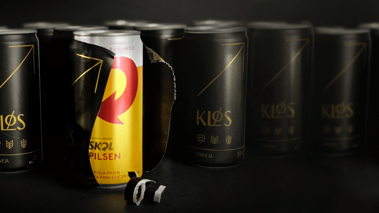Skol lança pegadinha para comprovar a paixão dos consumidores pela marca.