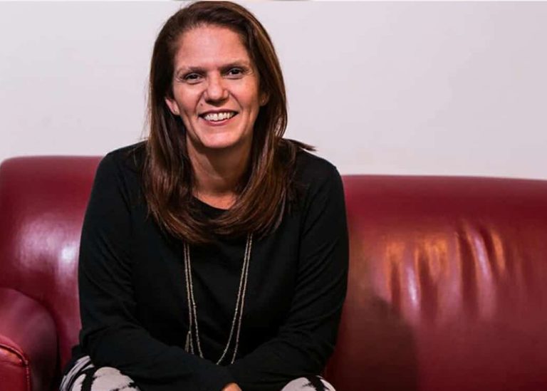 A HBO Max divulga a chegada de Patrícia Andrade como nova roteirista de séries de ficção do time da plataforma de streaming.