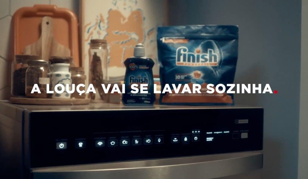 Finish apresenta nova campanha, em parceria com a Brastemp, que busca reforçar os benefícios da máquina de lava-louças. 