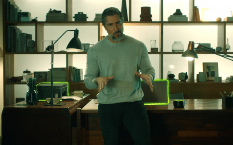 Oi Fibra lança sua nova campanha de Back Friday, e aposta em uma assistente virtual que contracena com o apresentador Marcos Mion.