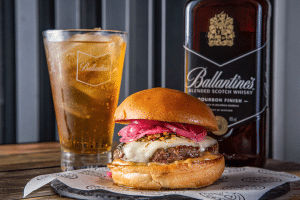 A Pernod Ricard estreia no Burger Fest, o maior festival de burgers do país, com o seu novo whisky, o rótulo Ballantine´s Bourbon Finish.