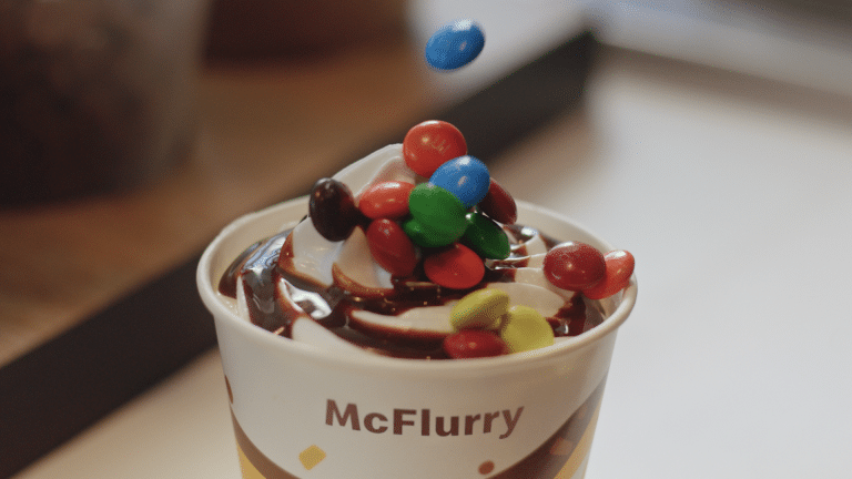 McDonald´s lança campanha "Fome Geladinha de Méqui", inspirada pelo comportamento de buscar "sinais" que conspiram a favor do próprio desejo.