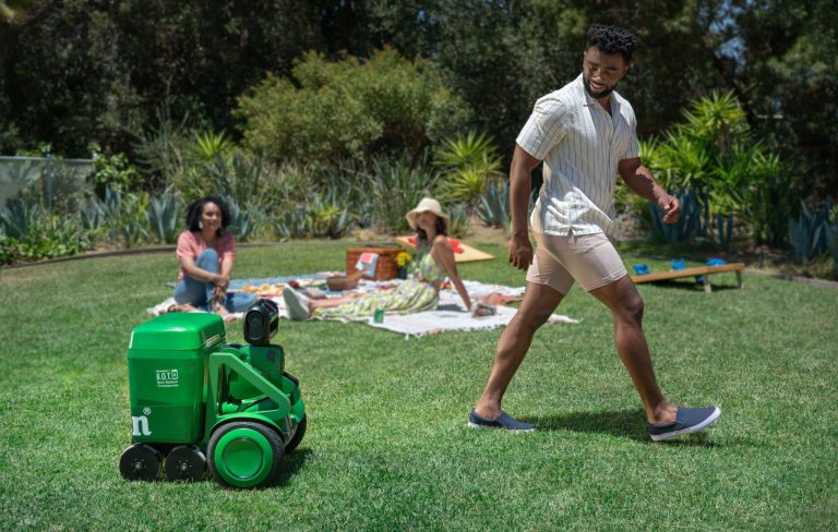 A Heineken traz ao Brasil o robô B.O.T, sucesso nos EUA, capaz de conduzir de forma autônoma um cooler com até 12 latas de cerveja.