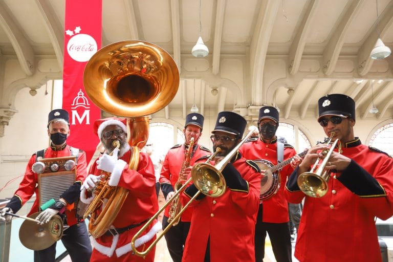 A Coca-Cola FEMSA Brasil amplia suas ações festivas levando decoração natalina para os comércios das regiões onde a empresa está presente.