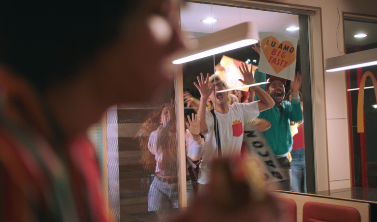 O Méqui lança filme para a nova versão do Big Tasty, que mostra a mesma capacidade que o sanduíche tem em comum com o bacon.