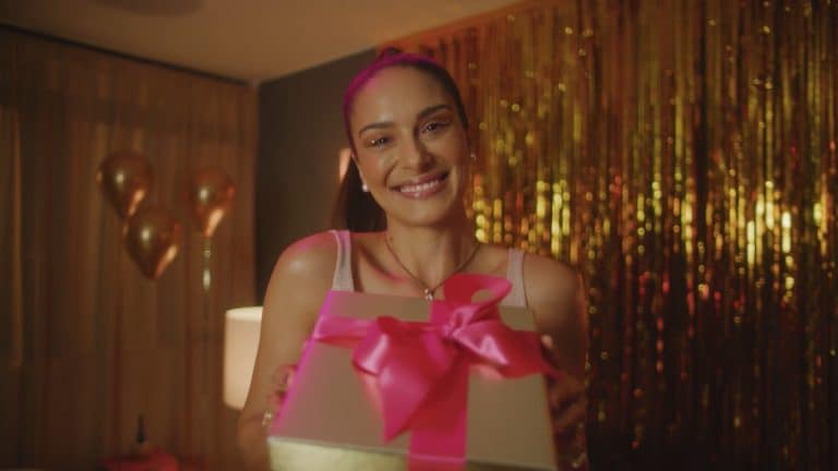 Marisa celebra o brilho da mulher em campanha de Natal.