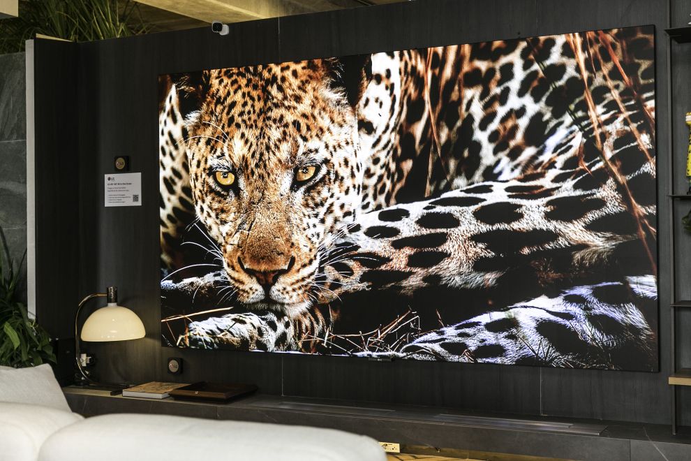 A LG, visando oferecer a autêntica experiência de cinema em casa para os consumidores, traz ao mercado sua nova tela gigante, a LG LED 136''.