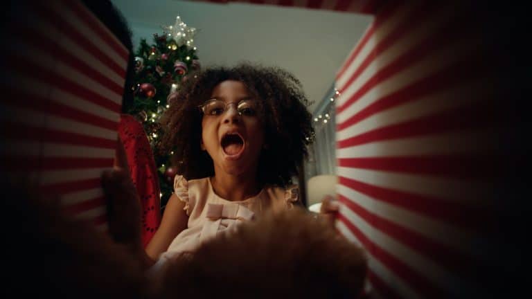 Americanas lança, para relembrar as histórias marcantes do brasileiro com seus presentes, sua campanha institucional com o tema natalino.