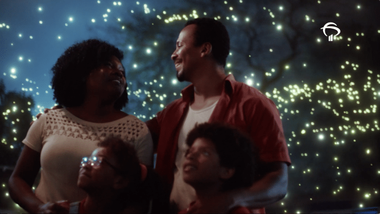 Bradesco transforma vagalumes em live action.