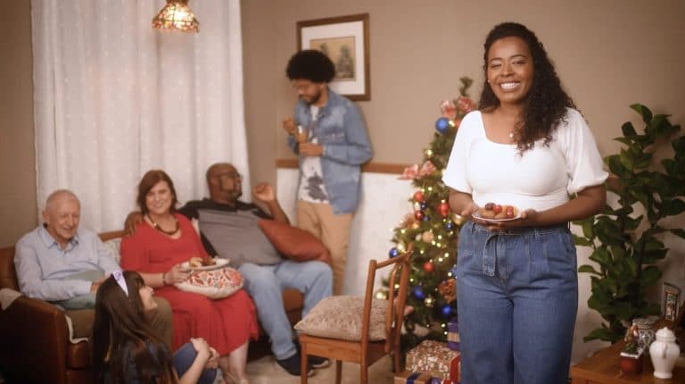 Pernambucanas lança campanha "Natal em Família" e traz colaboradores como protagonistas.