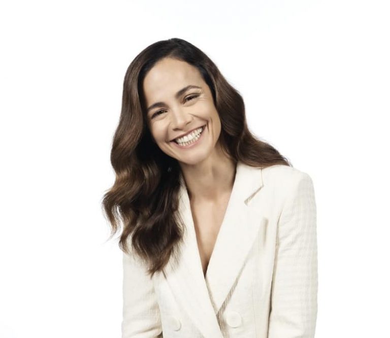 A D4U USA Group anuncia a chegada de Alice Braga para estrelar a nova campanha institucional, assinada pela produtora Arizona Filmes.
