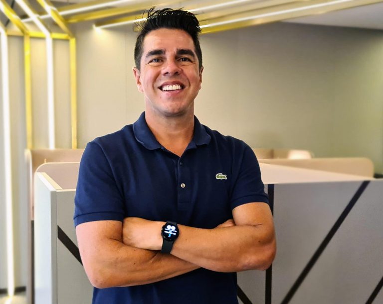 NEOOH anuncia a chegada do profissional Delen Bueno, que conta com 25 anos de experiência no mercado de mídia e marketing, na equipe.