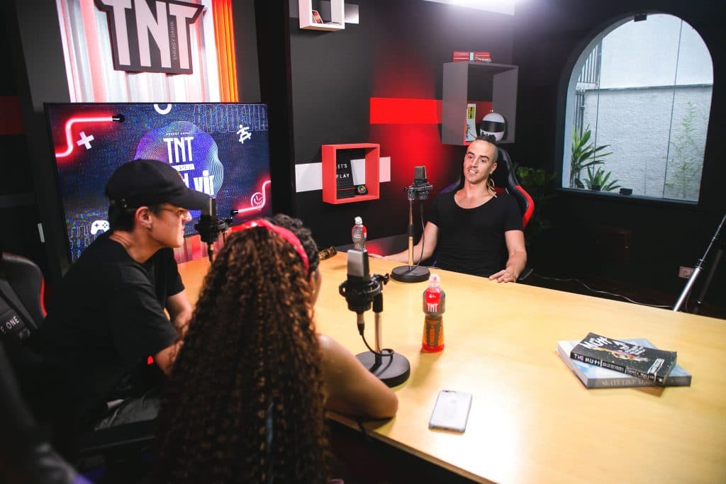 A TNT Energy Drink lançou o seu podcast proprietário, o Pod.Vir, apresentado pelo skatista Guilherme Abe, e pela cantora Nina Oliveira.