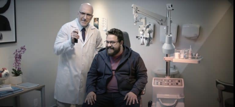 Varilux, a marca de lentes multifocais da Essilor, encontrou uma maneira bem-humorada para chamar atenção do público sobre a presbiopia.