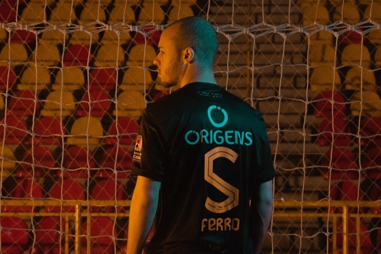 Penalty lança camisa com inscrição em braile para apoiar a causa das pessoas com deficiência visual.