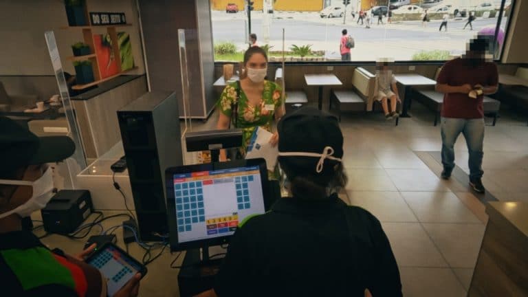 O Burger King anuncia, em nova campanha, que já removeu 87% dos ingredientes de origem artificial de seu cardápio.
