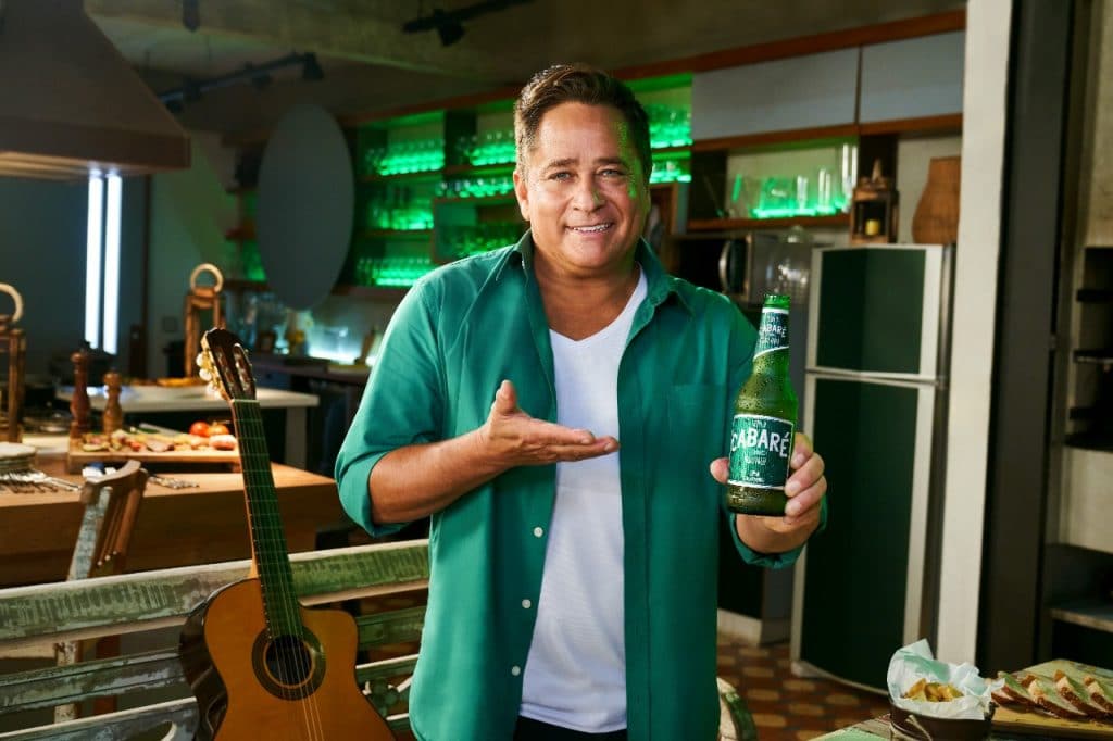 O cantor Leonardo fará um show, que será transmitido para todo o Brasil em seu canal no YouTube, para o lançamento da cerveja Cabaré.